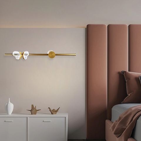 Бра у золотому корпусі з метеликом зліва