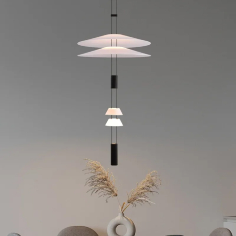 Модульный светильник с черным основанием и четырьмя белыми пластинами Ø50+50+12+12 см