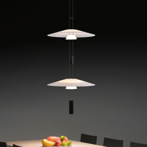 Модульный светильник с черным основанием и четырьмя белыми пластинами Ø50+12+50+12 см