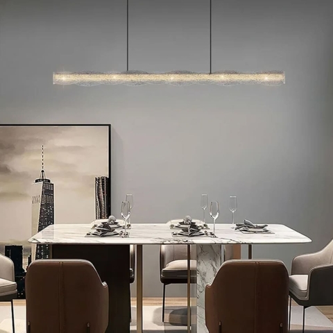 Люстра з видовженим підвісним корпусом з рельєфного хвилястого акрилу з поталлю 120 см