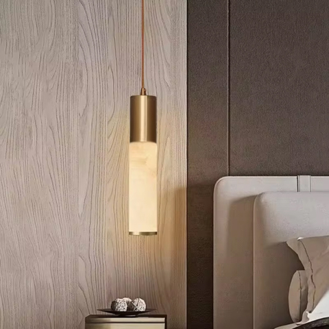 Подвесной светильник в длинном латунном корпусе с имитацией мрамора Ø6х30 см