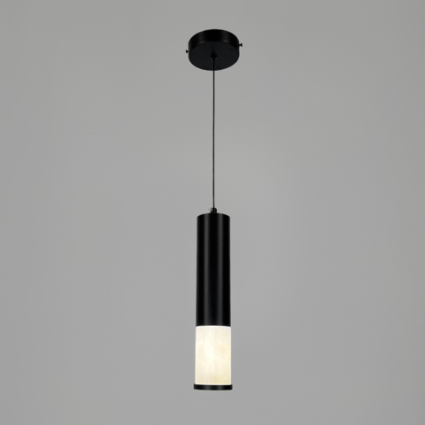 Подвесной светильник в длинном черном корпусе с имитацией мрамора Ø6х30 см