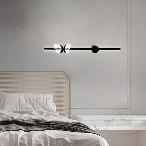 Бра у чорному корпусі з метеликом зліва