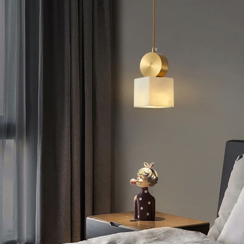 Латунный светильник с белым мраморным плафоном 9х9х19 см