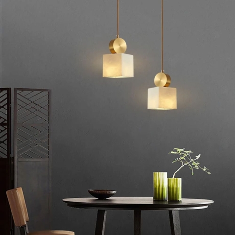 Латунный светильник с белым мраморным плафоном 12х12х22 см