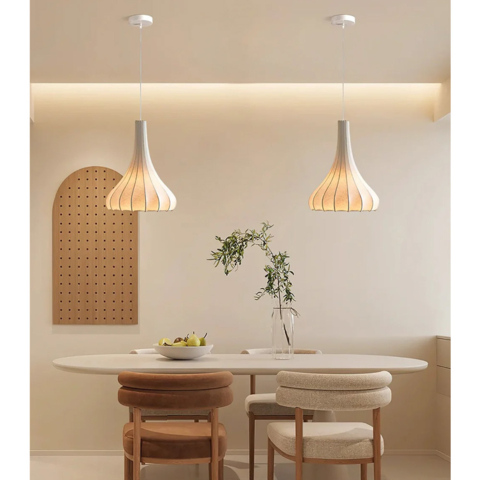 Світильник із білим квіткоподібний абажуром Ø35х45 см