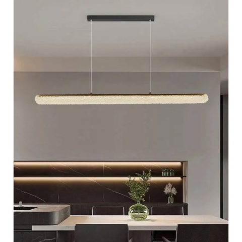 Удлиненная люстра с черным корпусом и акриловым рассеивателем 120 см