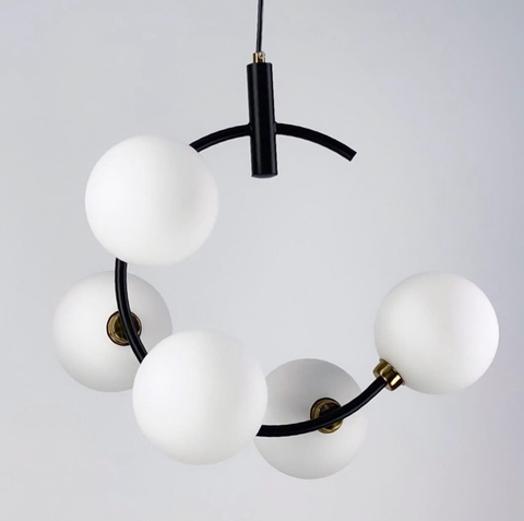 Світильник в корпусі чорного кольору на 5 мініатюрних білих плафонів 