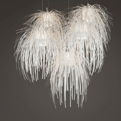 Дизайнерская люстра из белых полосок