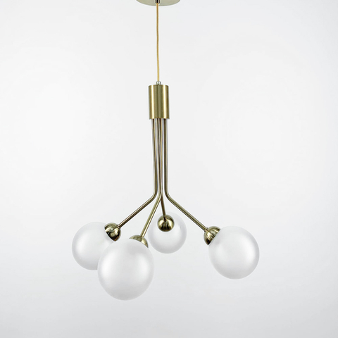 Елегантна латунна люстра на 4 матових плафони