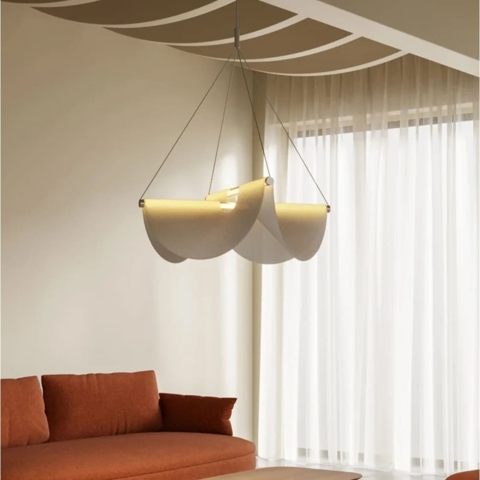 Дизайнерська люстра з білим драпірованим абажуром 78х78 см