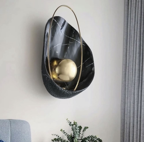 Настенный глянцевый светильник- ракушка с имитацией мрамора 39х25 см