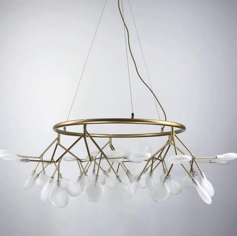 Нежная люстра в форме кольца на 45 лепестков в золотистом корпусе