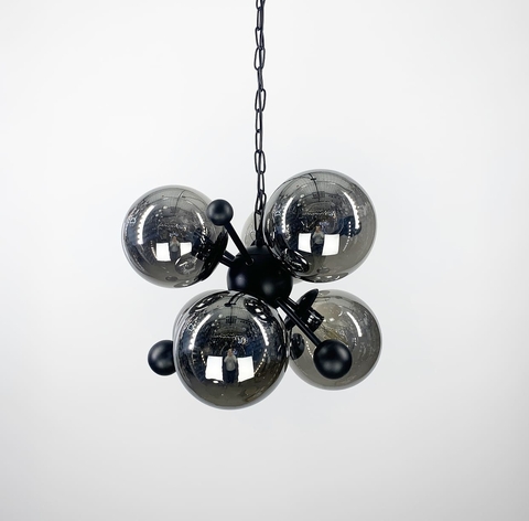 Підвісна люстра у чорному каркасі з графітовими плафонами