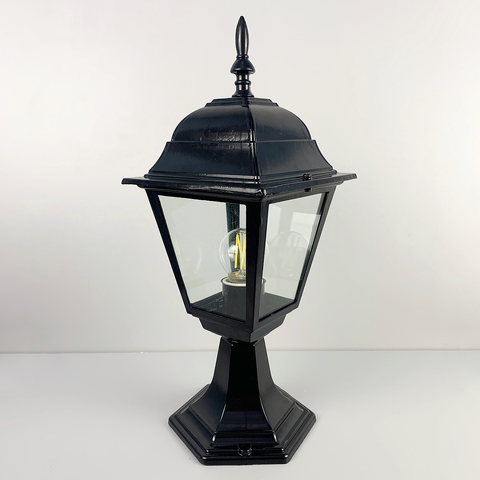 Уличный фонарь в черном корпусе с прозрачным стеклом на ножке