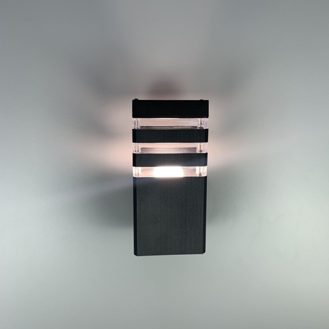 Уличный светильник в черном корпусе