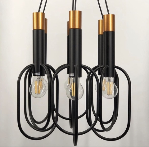 Люстра из плавных, но строгих линий с открытой лампой