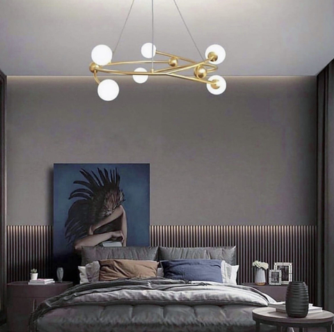 Стильна люстра у формі кільця в корпусі латунь з ніжними плафонами