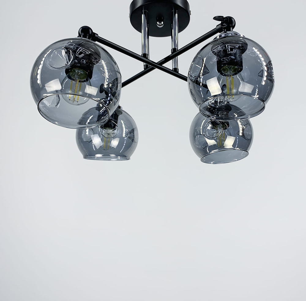 Потолочный светильник в черном корпусе
