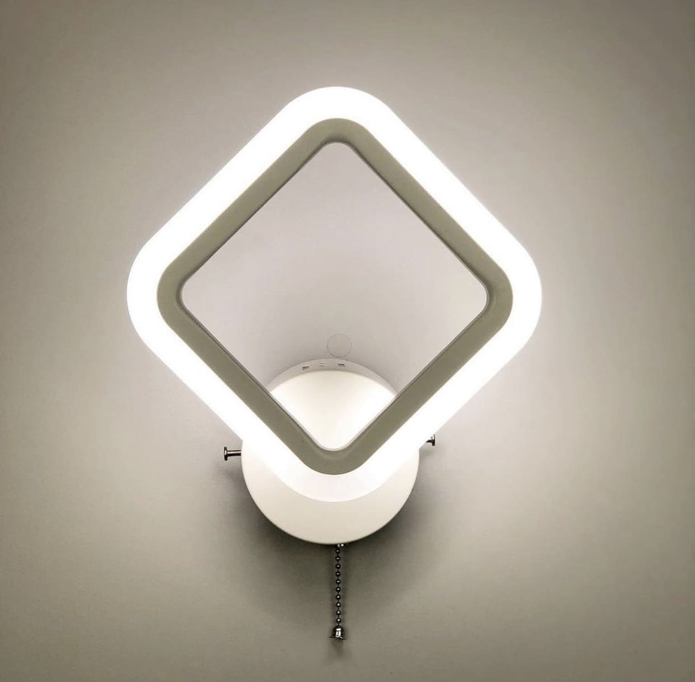 Геометричний світлодіодний настінний світильник в білому корпусі 