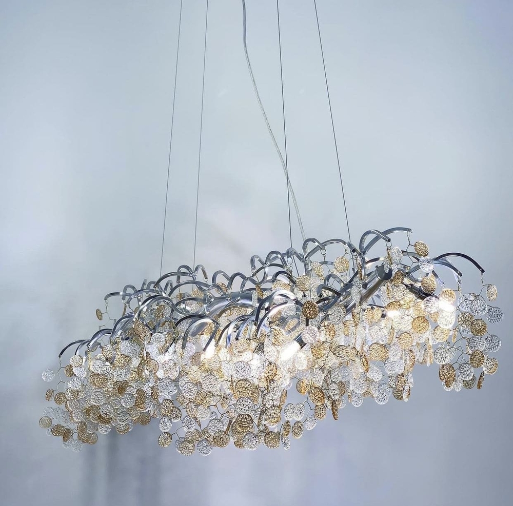 Удлиненный светильник в серебряном цвете с каскадными пластинами
