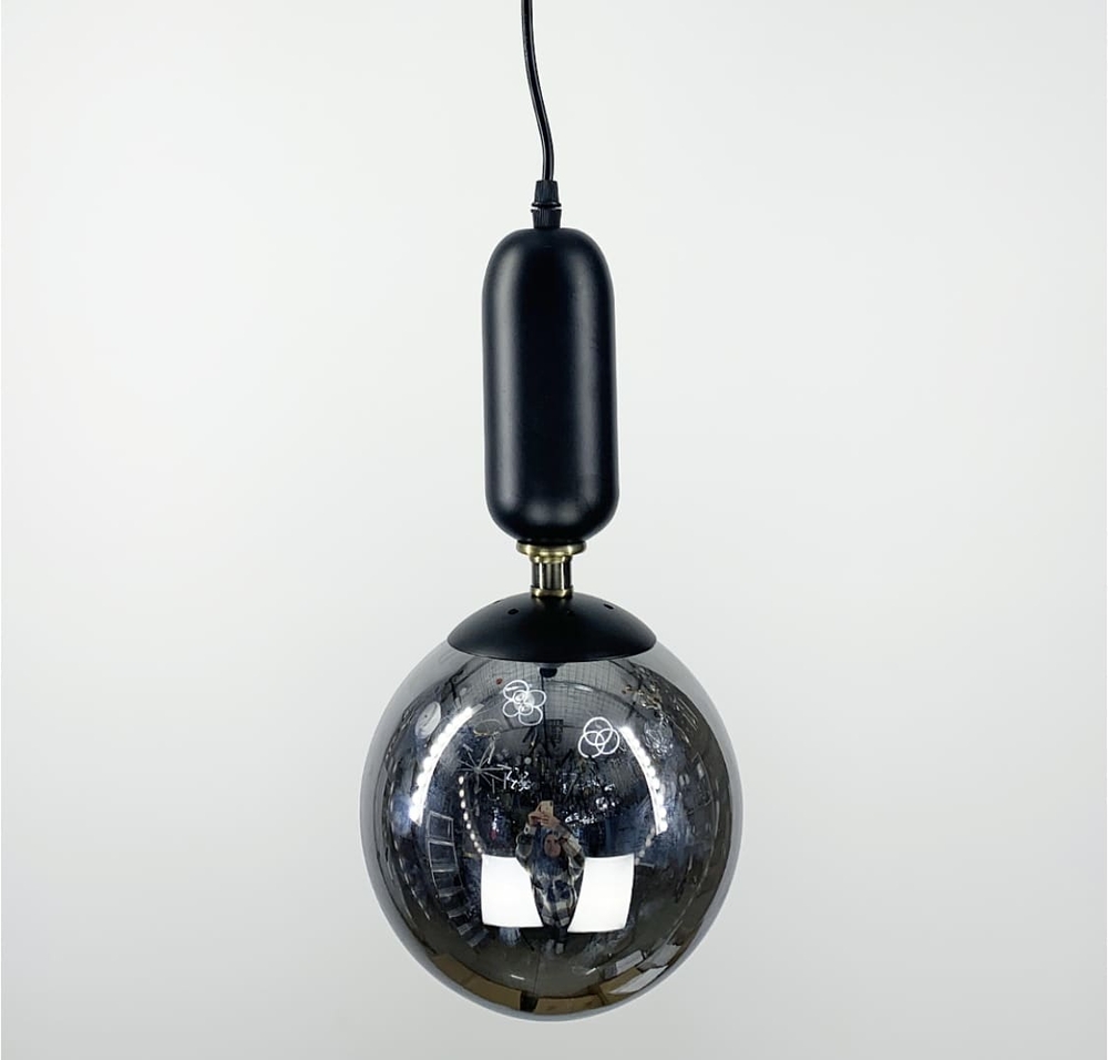 Підвісний світильник в чорному корпусі з об‘ємним плафоном