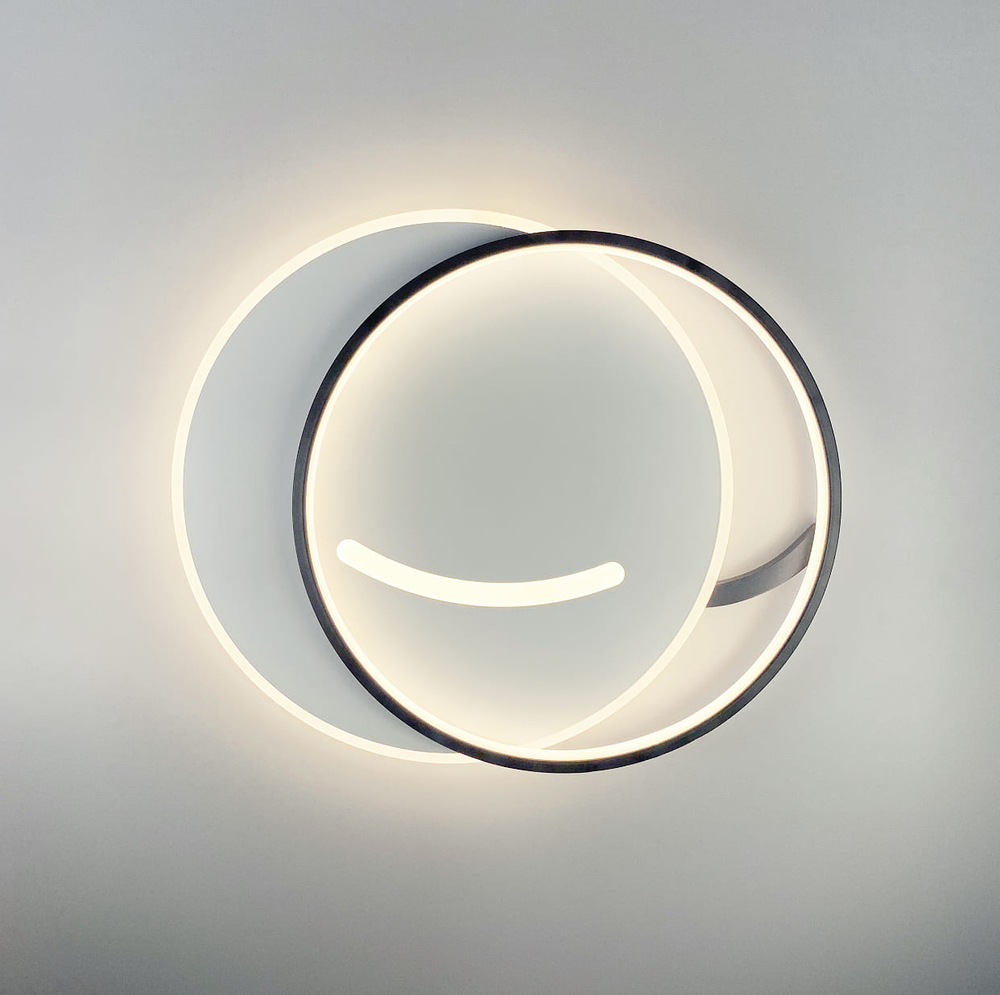 Світлодіодний дизайнерський світильник у чорно-білому каркасі